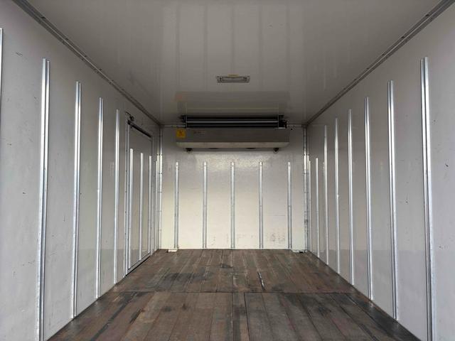 エルフトラック 冷蔵冷凍車　－３０度設定　低温冷凍　ＡＴ　タイヤ５本新品　東プレ（ＭＪ２２ＬＯＣ）　車両総重量４１７５ｋｇ　バックカメラ　２ｔベース　ショート　最大積載量１５００ｋｇ内寸（縦３０４ｃｍ横１５７ｃｍ高さ１３２ｃｍ）（16枚目）