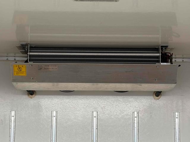エルフトラック 冷蔵冷凍車　－３０度設定　低温冷凍　ＡＴ　タイヤ５本新品　東プレ（ＭＪ２２ＬＯＣ）　車両総重量４１７５ｋｇ　バックカメラ　２ｔベース　ショート　最大積載量１５００ｋｇ内寸（縦３０４ｃｍ横１５７ｃｍ高さ１３２ｃｍ）（18枚目）