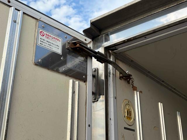 エルフトラック 冷蔵冷凍車　－３０度設定　低温冷凍　ＡＴ　タイヤ５本新品　東プレ（ＭＪ２２ＬＯＣ）　車両総重量４１７５ｋｇ　バックカメラ　２ｔベース　ショート　最大積載量１５００ｋｇ内寸（縦３０４ｃｍ横１５７ｃｍ高さ１３２ｃｍ）（21枚目）