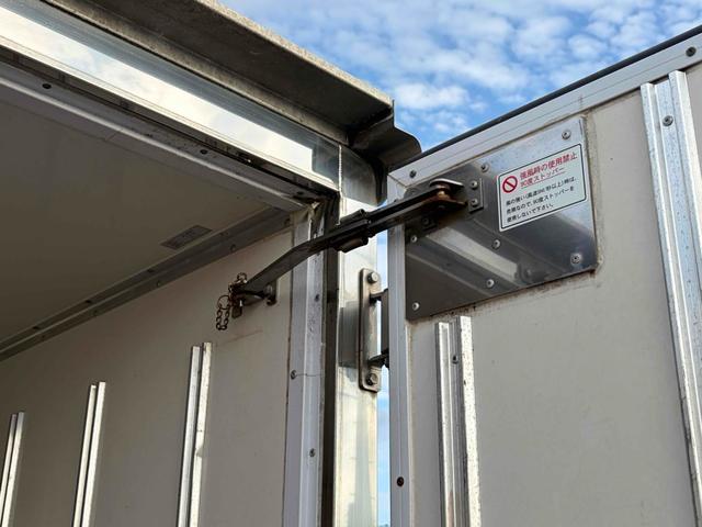 エルフトラック 冷蔵冷凍車　－３０度設定　低温冷凍　ＡＴ　タイヤ５本新品　東プレ（ＭＪ２２ＬＯＣ）　車両総重量４１７５ｋｇ　バックカメラ　２ｔベース　ショート　最大積載量１５００ｋｇ内寸（縦３０４ｃｍ横１５７ｃｍ高さ１３２ｃｍ）（22枚目）