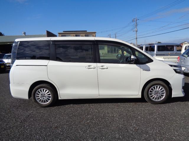 ヴォクシー ハイブリッドＶ　ハイブリット／ワンオーナー／ホワイトパール（12枚目）