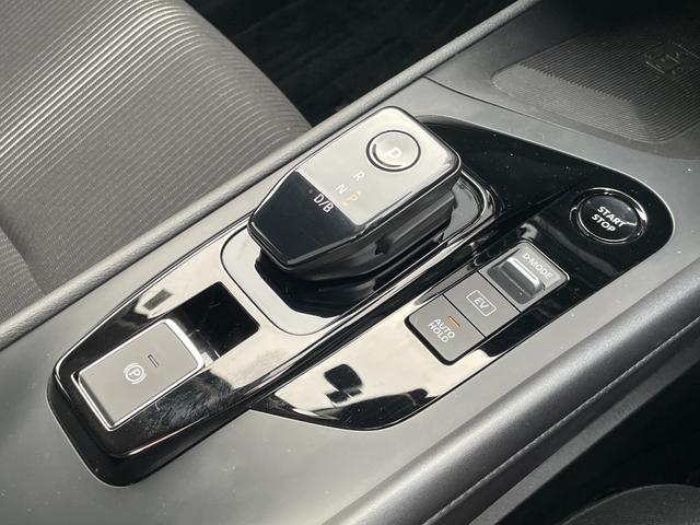 ノート Ｘ　純正ナビ　フルセグＴＶ　ＥＴＣ２．０　純正ドライブレコーダー　デジタルインナーミラー　衝突被害軽減システム　アルミホイール　オートライト　オートハイビーム　スマートキー　電動格納ミラー　ワイヤレス充電（8枚目）