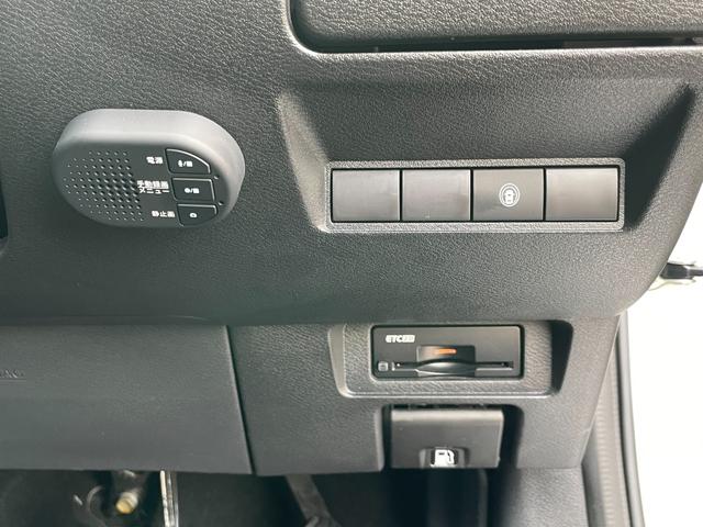 ノート Ｘ　純正ナビ　フルセグＴＶ　ＥＴＣ２．０　純正ドライブレコーダー　デジタルインナーミラー　衝突被害軽減システム　アルミホイール　オートライト　オートハイビーム　スマートキー　電動格納ミラー　ワイヤレス充電（9枚目）