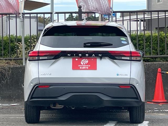 ノート Ｘ　純正ナビ　フルセグＴＶ　ＥＴＣ２．０　純正ドライブレコーダー　デジタルインナーミラー　衝突被害軽減システム　アルミホイール　オートライト　オートハイビーム　スマートキー　電動格納ミラー　ワイヤレス充電（17枚目）