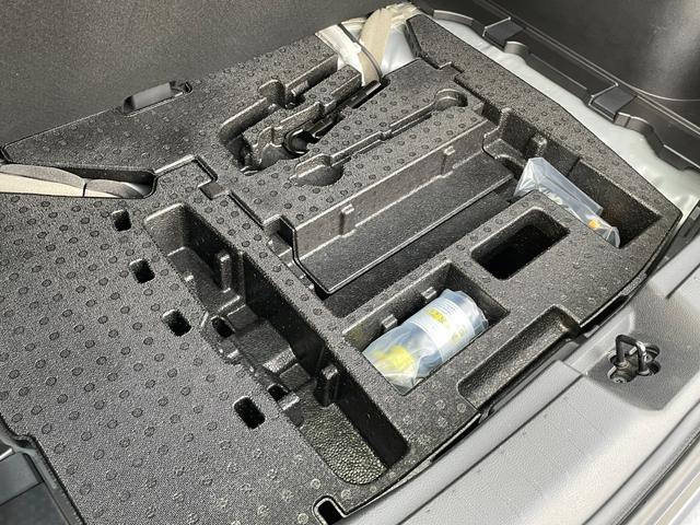 ノート Ｘ　純正ナビ　フルセグＴＶ　ＥＴＣ２．０　純正ドライブレコーダー　デジタルインナーミラー　衝突被害軽減システム　アルミホイール　オートライト　オートハイビーム　スマートキー　電動格納ミラー　ワイヤレス充電（62枚目）