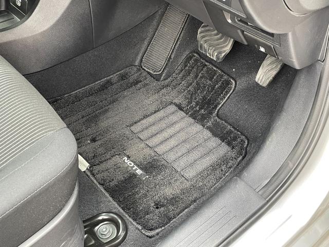 ノート Ｘ　純正ナビ　フルセグＴＶ　ＥＴＣ２．０　純正ドライブレコーダー　デジタルインナーミラー　衝突被害軽減システム　アルミホイール　オートライト　オートハイビーム　スマートキー　電動格納ミラー　ワイヤレス充電（63枚目）