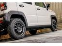 リフトアップしている車両にプラスラインフィールドコンクエスト14インチホイール、TOYO165/80R14タイヤ装着しています。