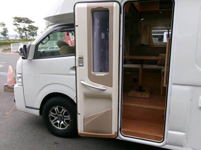 ハイエースバン ＳロングワイドＤＸ　ＧＬパッケージ　カトーモーター製Ｋ５８０＋Ｄｅｓｉｇｎキャンピング家庭用エアコン装着車・サブリチュームバッテリー６００ａｈ・走行充電ソーラー５０Ａ・外部充電４３Ａ・リヤ常設大型ベット・大型ダイニングスペース（5枚目）