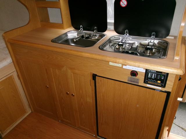 ハイエースバン ＳロングワイドＤＸ　ＧＬパッケージ　カトーモーター製Ｋ５８０＋Ｄｅｓｉｇｎキャンピング家庭用エアコン装着車・サブリチュームバッテリー６００ａｈ・走行充電ソーラー５０Ａ・外部充電４３Ａ・リヤ常設大型ベット・大型ダイニングスペース（15枚目）