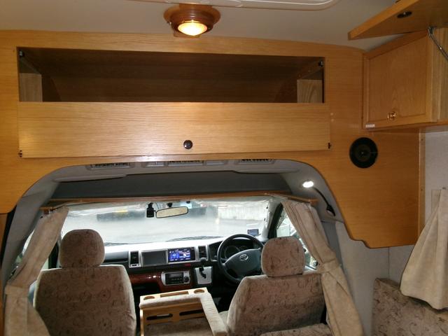 ハイエースバン ＳロングワイドＤＸ　ＧＬパッケージ　カトーモーター製Ｋ５８０＋Ｄｅｓｉｇｎキャンピング家庭用エアコン装着車・サブリチュームバッテリー６００ａｈ・走行充電ソーラー５０Ａ・外部充電４３Ａ・リヤ常設大型ベット・大型ダイニングスペース（18枚目）