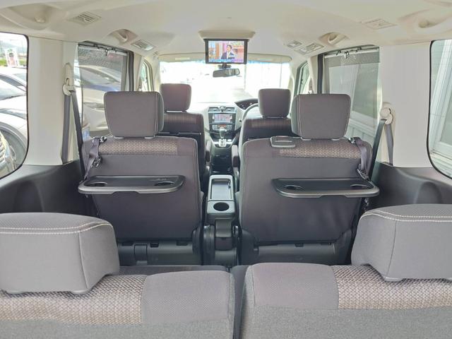 セレナ ハイウェイスター　Ｖセレ＋セーフティ　ＳＨＶ　Ａセフ　ナビ　ＥＴＣ　アラウンドビューカメラ　フリップダウンモニター　ハイブリッド　衝突被害軽減システム　両側パワースライドドア　８人乗り　スペアキー　クルコン　オートライト　オートエアコン　純正アルミ（12枚目）
