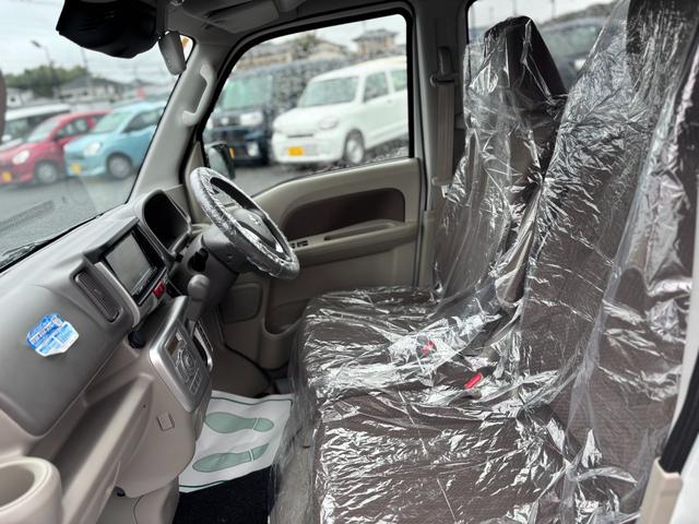 内装色はブラウンになります。前席は運転席と助手席が移動できるようになっているので、降りたいドアから降りることができます。