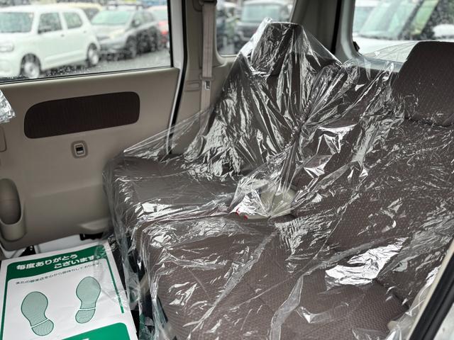 リアシートはフルフラットになります。ワンタッチで座席にも出来ますので、三人以上人が乗るときにも安心です。