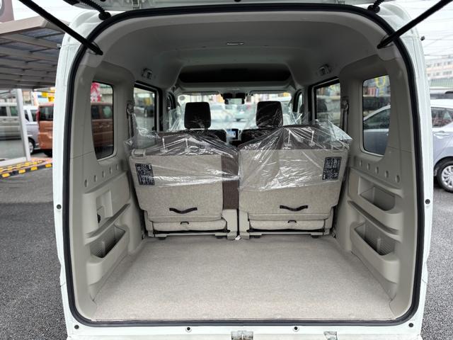 リアゲートも余分なスペースがない設計!助手席もフラットになるので、長い荷物も積めることが特徴です。