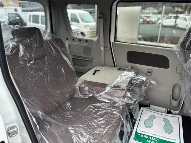 ☆後列シート収納☆シンプルな内装で、シートベルトも積載の時に邪魔になりません。