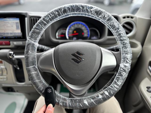 スマートキー標準装備です。車に近づいてリクエストスイッチを押せばドアの開閉ができます。更にエンジンの始動もカギを挿さずに出来ます。防犯面でも安心に繋がります。