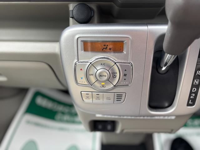 オートエアコン標準装備です。簡単操作で車内が設定した温度になるまで風量、吹き出し口を自動的に調整してくれます。いつでも快適な運転が楽しめます。