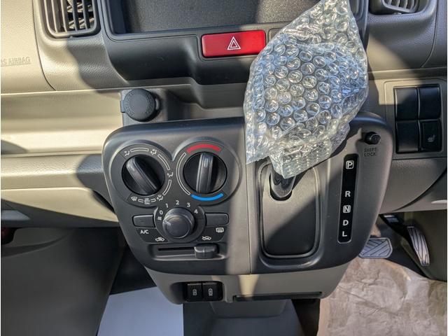 エブリイ PC 届出済未使用車 衝突軽減ブレーキ 禁煙車 キーレスエントリーシステム オートハイビーム 前席パワーウインドウ シートヒーター付 LEDヘッド セキュリティーアラーム パワーステアリング Aライト(17枚目)