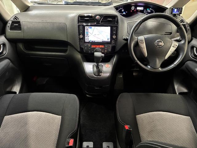 セレナ ライダー ブラックライン S-ハイブリッド 禁煙車 純正8インチナビ&フリップダウンモニター 両側パワースライドドア アラウンドビューモニター(全周囲カメラ)エマージェンシーブレーキ LEDヘッドライト ライダー専用エアロパーツ(オーテック)(3枚目)