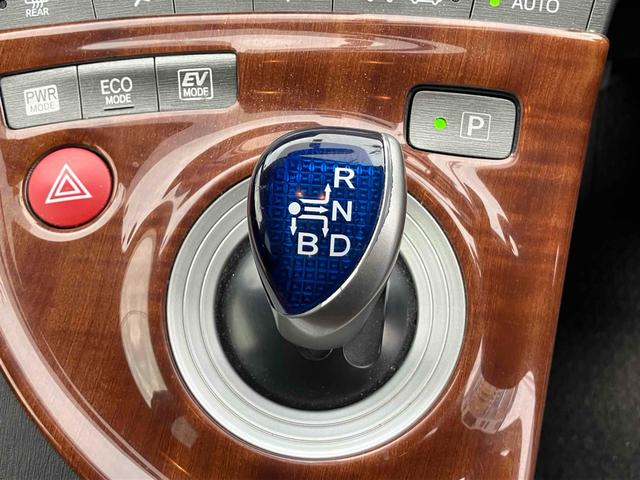 プリウス S ETC バックカメラ ナビ TV アルミホイール オートライト HID CVT スマートキー 電動格納ミラー 盗難防止システム CD DVD再生 ミュージックプレイヤー接続可 衝突安全ボディ ABS(7枚目)