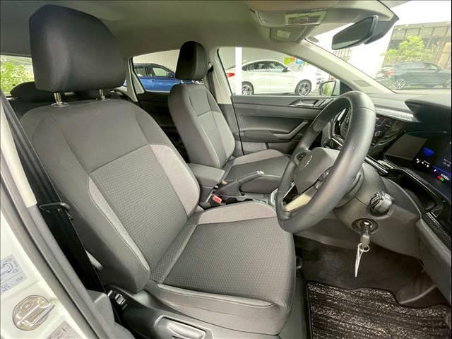 ポロ ＴＳＩアクティブベーシック　ＡｐｐｌｅＣａｒＰｌａｙ／フルセグＴＶ／バックカメラ／クルーズコントロール／パドルシフト／ワイヤレス充電／ＥＴＣ車載器／アイドリングストップ／ＵＳＢ－Ｃポート／デジタルメータ／レーンキープアシスト（4枚目）