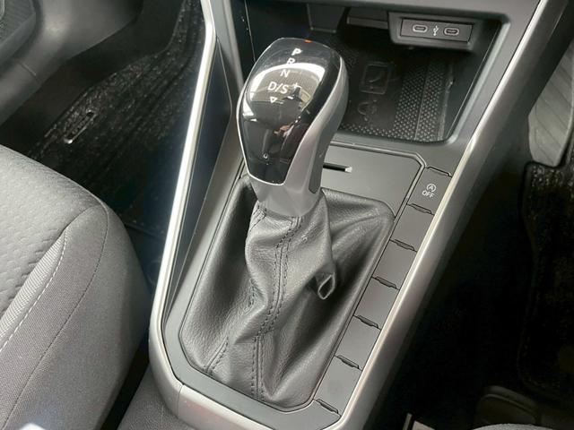 ポロ ＴＳＩアクティブベーシック　ＡｐｐｌｅＣａｒＰｌａｙ／フルセグＴＶ／バックカメラ／クルーズコントロール／パドルシフト／ワイヤレス充電／ＥＴＣ車載器／アイドリングストップ／ＵＳＢ－Ｃポート／デジタルメータ／レーンキープアシスト（42枚目）
