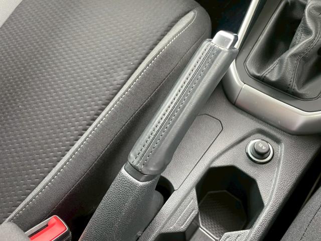 ポロ ＴＳＩアクティブベーシック　ＡｐｐｌｅＣａｒＰｌａｙ／フルセグＴＶ／バックカメラ／クルーズコントロール／パドルシフト／ワイヤレス充電／ＥＴＣ車載器／アイドリングストップ／ＵＳＢ－Ｃポート／デジタルメータ／レーンキープアシスト（43枚目）