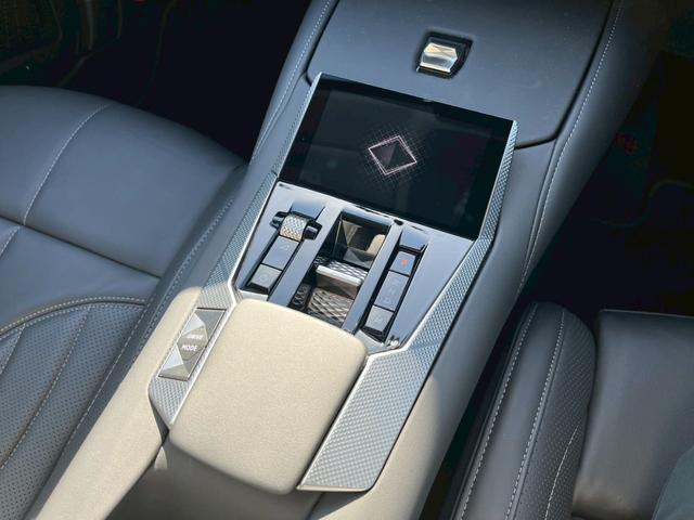 DS4 リヴォリ ブルーHDi AppleCarPlay/FOCALサウンド/シートクーラ/シートヒータ/全方位カメラ/アダプティブクルーズコントロール/ヘッドアップディスプレイ/メモリー付きパワーシート/ブラインドスポットモニター(45枚目)
