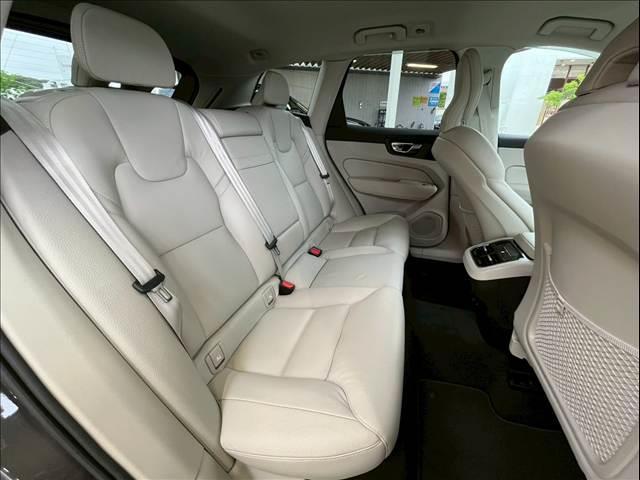 ＸＣ６０ Ｄ４　ＡＷＤ　モーメンタム　ＡｐｐｌｅＣａｒＰｌａｙ／フルセグＴＶ／シートヒーター／白革シート／アダプティブクルーズコントロール／ブラインドスポットモニター／メモリー付きパワーシート／パワーバックドア／Ｗエアコン／純正ナビ（6枚目）