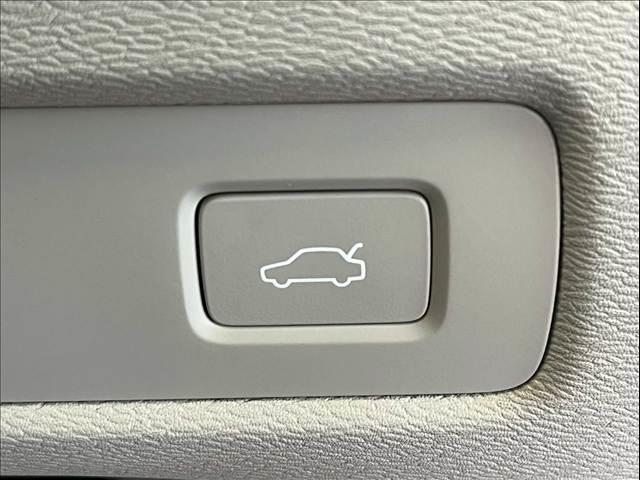 ＸＣ６０ Ｄ４　ＡＷＤ　モーメンタム　ＡｐｐｌｅＣａｒＰｌａｙ／フルセグＴＶ／シートヒーター／白革シート／アダプティブクルーズコントロール／ブラインドスポットモニター／メモリー付きパワーシート／パワーバックドア／Ｗエアコン／純正ナビ（11枚目）