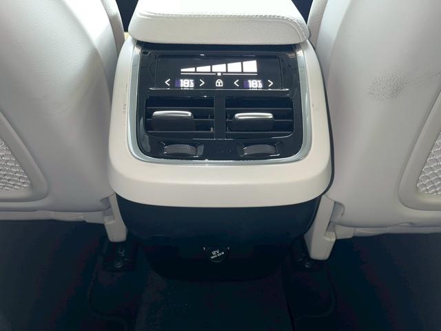 ＸＣ６０ Ｄ４　ＡＷＤ　モーメンタム　ＡｐｐｌｅＣａｒＰｌａｙ／フルセグＴＶ／シートヒーター／白革シート／アダプティブクルーズコントロール／ブラインドスポットモニター／メモリー付きパワーシート／パワーバックドア／Ｗエアコン／純正ナビ（50枚目）