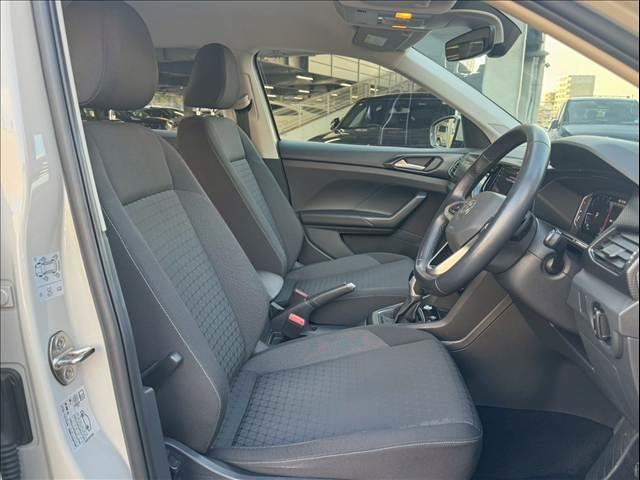 Ｔ－クロス ＴＳＩ　アクティブ　ＡｐｐｌｅＣａｒＰｌａｙ／アダプティブクルーズコントロール／ブラインドスポットモニター／パーキングアシスト／バックカメラ／デジタルメーター／パドルシフト／アイドリングストップ／ＥＴＣ／ワイヤレス充電（6枚目）