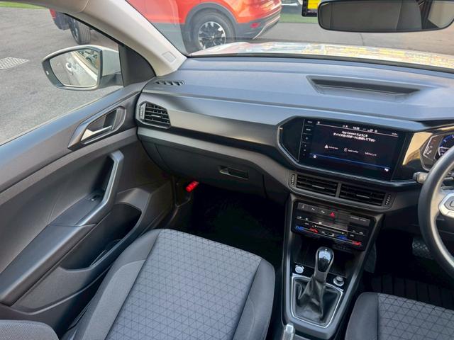 Ｔ－クロス ＴＳＩ　アクティブ　ＡｐｐｌｅＣａｒＰｌａｙ／アダプティブクルーズコントロール／ブラインドスポットモニター／パーキングアシスト／バックカメラ／デジタルメーター／パドルシフト／アイドリングストップ／ＥＴＣ／ワイヤレス充電（29枚目）