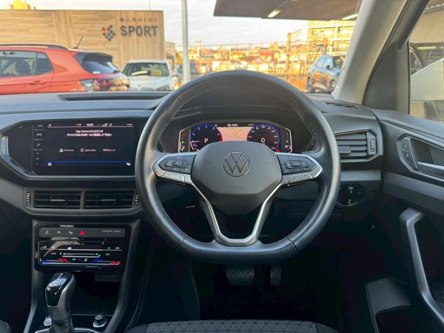 Ｔ－クロス ＴＳＩ　アクティブ　ＡｐｐｌｅＣａｒＰｌａｙ／アダプティブクルーズコントロール／ブラインドスポットモニター／パーキングアシスト／バックカメラ／デジタルメーター／パドルシフト／アイドリングストップ／ＥＴＣ／ワイヤレス充電（32枚目）