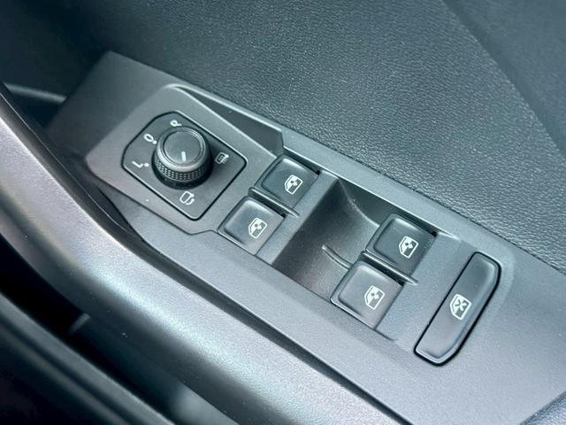 Ｔ－クロス ＴＳＩ　アクティブ　ＡｐｐｌｅＣａｒＰｌａｙ／アダプティブクルーズコントロール／ブラインドスポットモニター／パーキングアシスト／バックカメラ／デジタルメーター／パドルシフト／アイドリングストップ／ＥＴＣ／ワイヤレス充電（52枚目）