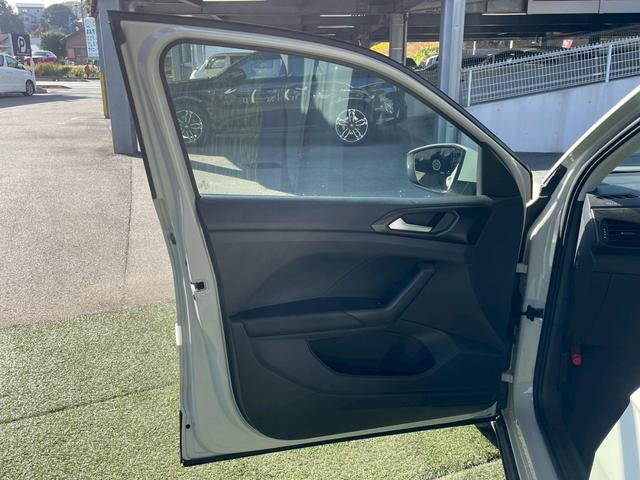 Ｔ－クロス ＴＳＩ　アクティブ　ＡｐｐｌｅＣａｒＰｌａｙ／アダプティブクルーズコントロール／ブラインドスポットモニター／パーキングアシスト／バックカメラ／デジタルメーター／パドルシフト／アイドリングストップ／ＥＴＣ／ワイヤレス充電（69枚目）