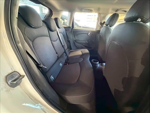 �Z�J���h�V�[�g�͑�l��l������Ă��\���ȃX�y�[�X���m�ۂ���Ă���܂��B