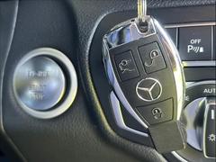 車内へのアクセス楽々、今や必須アイテムの「スマートキー」には、キー複製防止「イモビライザー」まで備わっております。 7