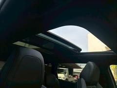 開放感あふれるドライブをお楽しみいただけるサンルーフを装備。天気の良い日にサンルーフを開けると気分が高まりますね！ 2