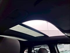 開放感あふれるドライブをお楽しみいただけるサンルーフを装備。天気の良い日にサンルーフを開けると気分が高まりますね！ 2