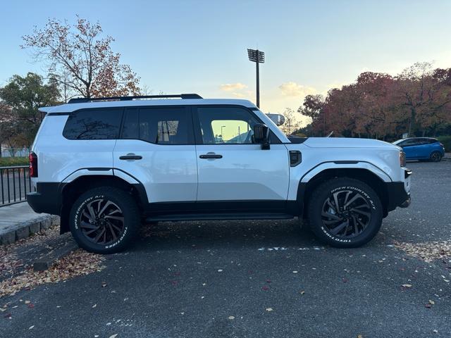 ランドクルーザー２５０ ＶＸファーストエディション　前目ヘッドランプ　モデリスタ２０インチアルミ　モデリスタパッケージ　オーバーフェンダー　リヤスポイラー　シグネットイルミブレード　フェンダーガーニッシュ　ＬＥＤフォグ黄色　全周囲カメラ　置くだけ充電（4枚目）