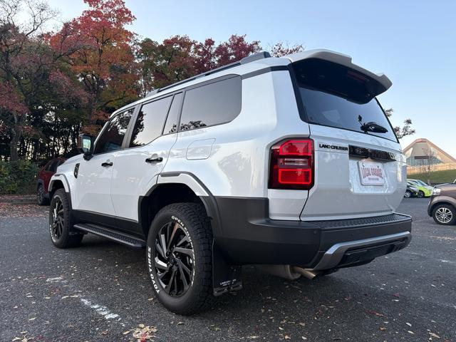 ランドクルーザー２５０ ＶＸファーストエディション　前目ヘッドランプ　モデリスタ２０インチアルミ　モデリスタパッケージ　オーバーフェンダー　リヤスポイラー　シグネットイルミブレード　フェンダーガーニッシュ　ＬＥＤフォグ黄色　全周囲カメラ　置くだけ充電（7枚目）