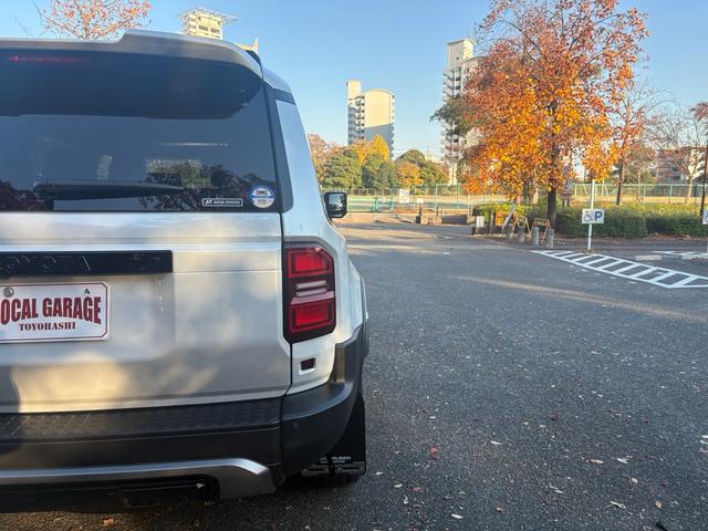 ランドクルーザー２５０ ＶＸファーストエディション　前目ヘッドランプ　モデリスタ２０インチアルミ　モデリスタパッケージ　オーバーフェンダー　リヤスポイラー　シグネットイルミブレード　フェンダーガーニッシュ　ＬＥＤフォグ黄色　全周囲カメラ　置くだけ充電（19枚目）