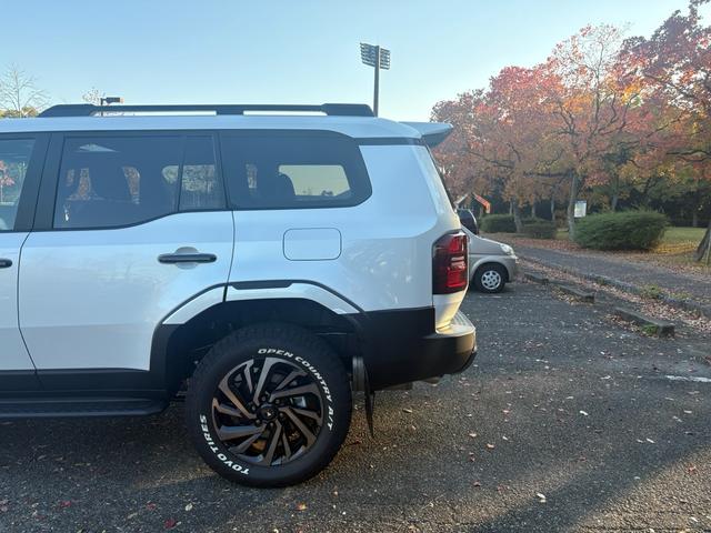 ランドクルーザー２５０ ＶＸファーストエディション　前目ヘッドランプ　モデリスタ２０インチアルミ　モデリスタパッケージ　オーバーフェンダー　リヤスポイラー　シグネットイルミブレード　フェンダーガーニッシュ　ＬＥＤフォグ黄色　全周囲カメラ　置くだけ充電（21枚目）