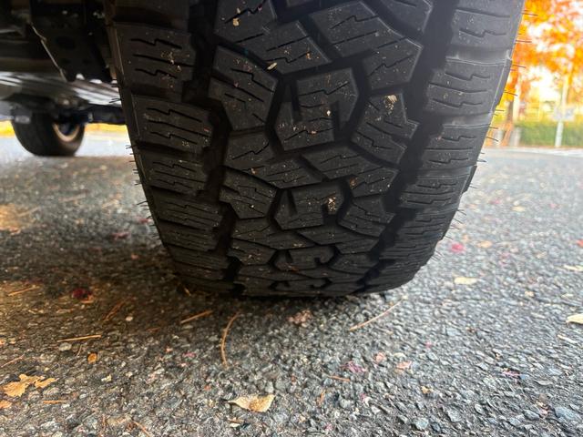 ランドクルーザー２５０ ＶＸファーストエディション　前目ヘッドランプ　モデリスタ２０インチアルミ　モデリスタパッケージ　オーバーフェンダー　リヤスポイラー　シグネットイルミブレード　フェンダーガーニッシュ　ＬＥＤフォグ黄色　全周囲カメラ　置くだけ充電（37枚目）