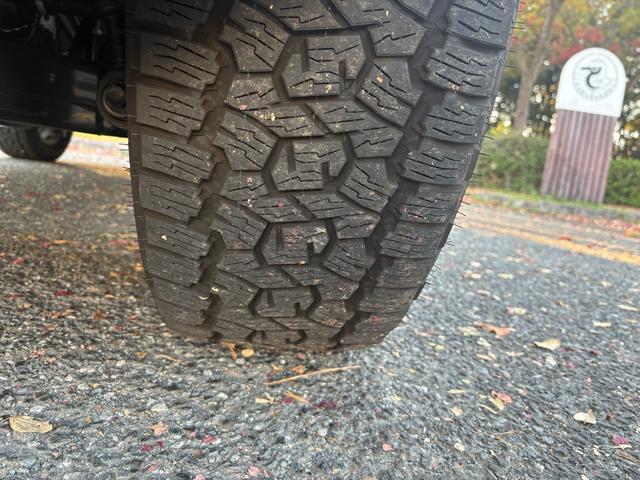 ランドクルーザー２５０ ＶＸファーストエディション　前目ヘッドランプ　モデリスタ２０インチアルミ　モデリスタパッケージ　オーバーフェンダー　リヤスポイラー　シグネットイルミブレード　フェンダーガーニッシュ　ＬＥＤフォグ黄色　全周囲カメラ　置くだけ充電（41枚目）