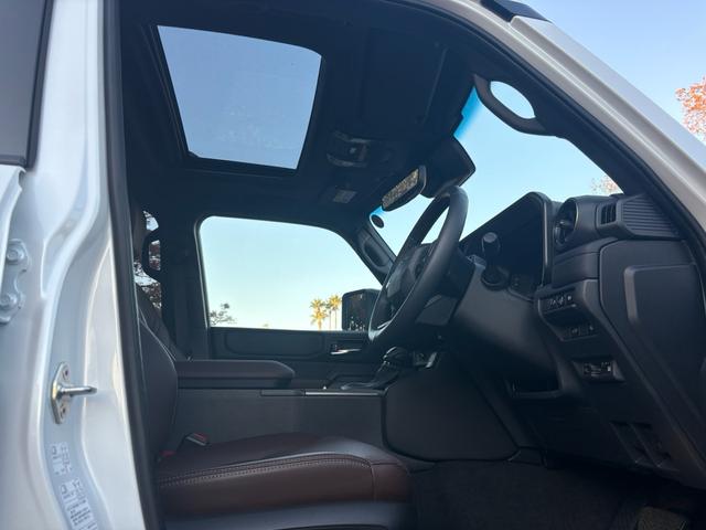 ランドクルーザー２５０ ＶＸファーストエディション　前目ヘッドランプ　モデリスタ２０インチアルミ　モデリスタパッケージ　オーバーフェンダー　リヤスポイラー　シグネットイルミブレード　フェンダーガーニッシュ　ＬＥＤフォグ黄色　全周囲カメラ　置くだけ充電（48枚目）