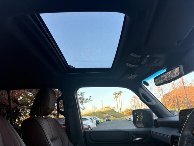 ランドクルーザー２５０ ＶＸファーストエディション　前目ヘッドランプ　モデリスタ２０インチアルミ　モデリスタパッケージ　オーバーフェンダー　リヤスポイラー　シグネットイルミブレード　フェンダーガーニッシュ　ＬＥＤフォグ黄色　全周囲カメラ　置くだけ充電（49枚目）