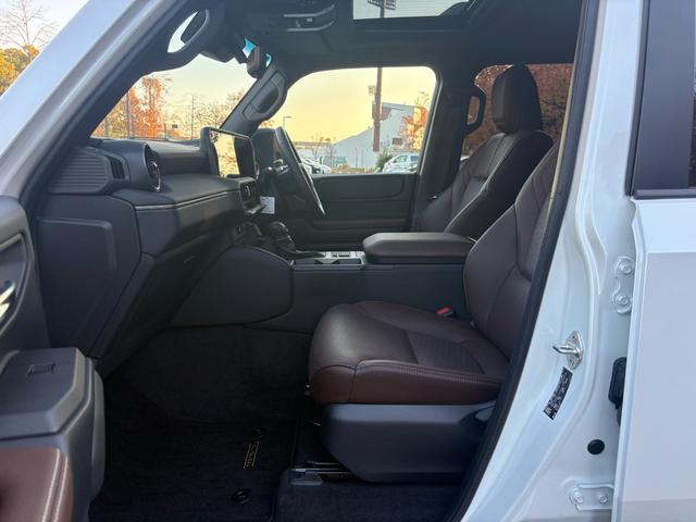 ランドクルーザー２５０ ＶＸファーストエディション　前目ヘッドランプ　モデリスタ２０インチアルミ　モデリスタパッケージ　オーバーフェンダー　リヤスポイラー　シグネットイルミブレード　フェンダーガーニッシュ　ＬＥＤフォグ黄色　全周囲カメラ　置くだけ充電（62枚目）