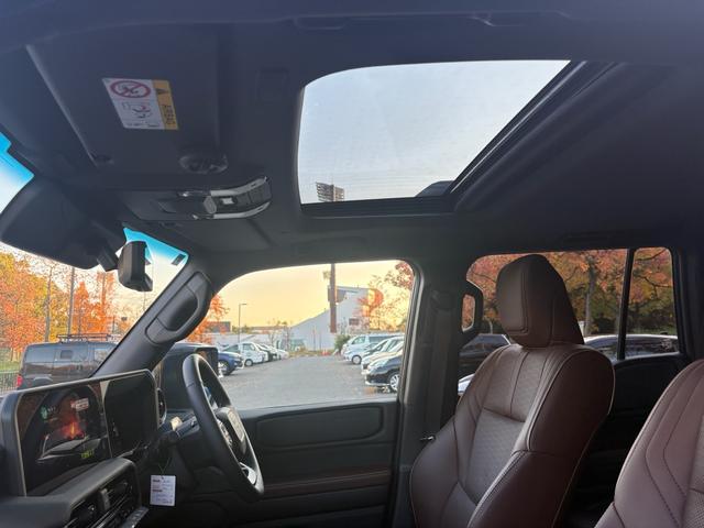 ランドクルーザー２５０ ＶＸファーストエディション　前目ヘッドランプ　モデリスタ２０インチアルミ　モデリスタパッケージ　オーバーフェンダー　リヤスポイラー　シグネットイルミブレード　フェンダーガーニッシュ　ＬＥＤフォグ黄色　全周囲カメラ　置くだけ充電（64枚目）